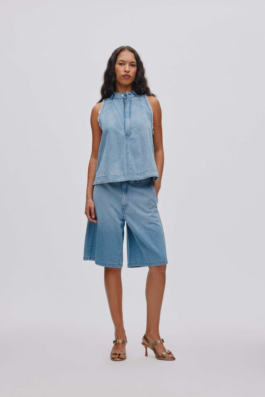 Rabens Saloner Faya Halter top i lys denim med halterneck, ribkanter og jeans-inspirerede detaljer.
