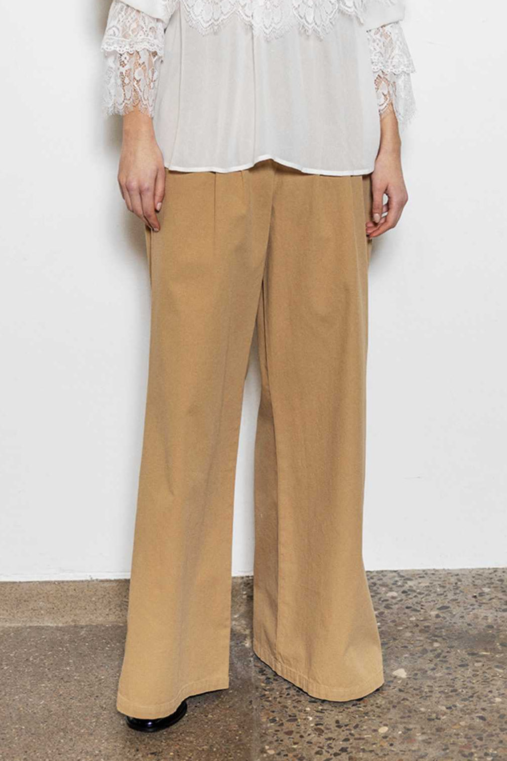 Project AJ117 Tine bukser i harvest gold med wide-leg pasform, høj talje, læg, sidelommer og aftageligt bælte.
