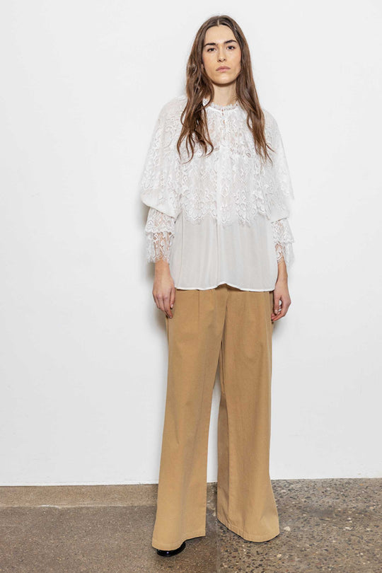 Project AJ117 Tine bukser i harvest gold med wide-leg pasform, høj talje, læg, sidelommer og aftageligt bælte.
