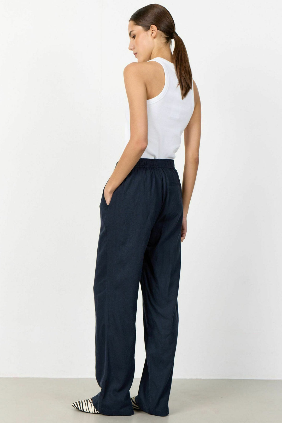 Leveté Room Naja 7 bukser i dark navy – lette bukser med elastisk talje og lige ben.