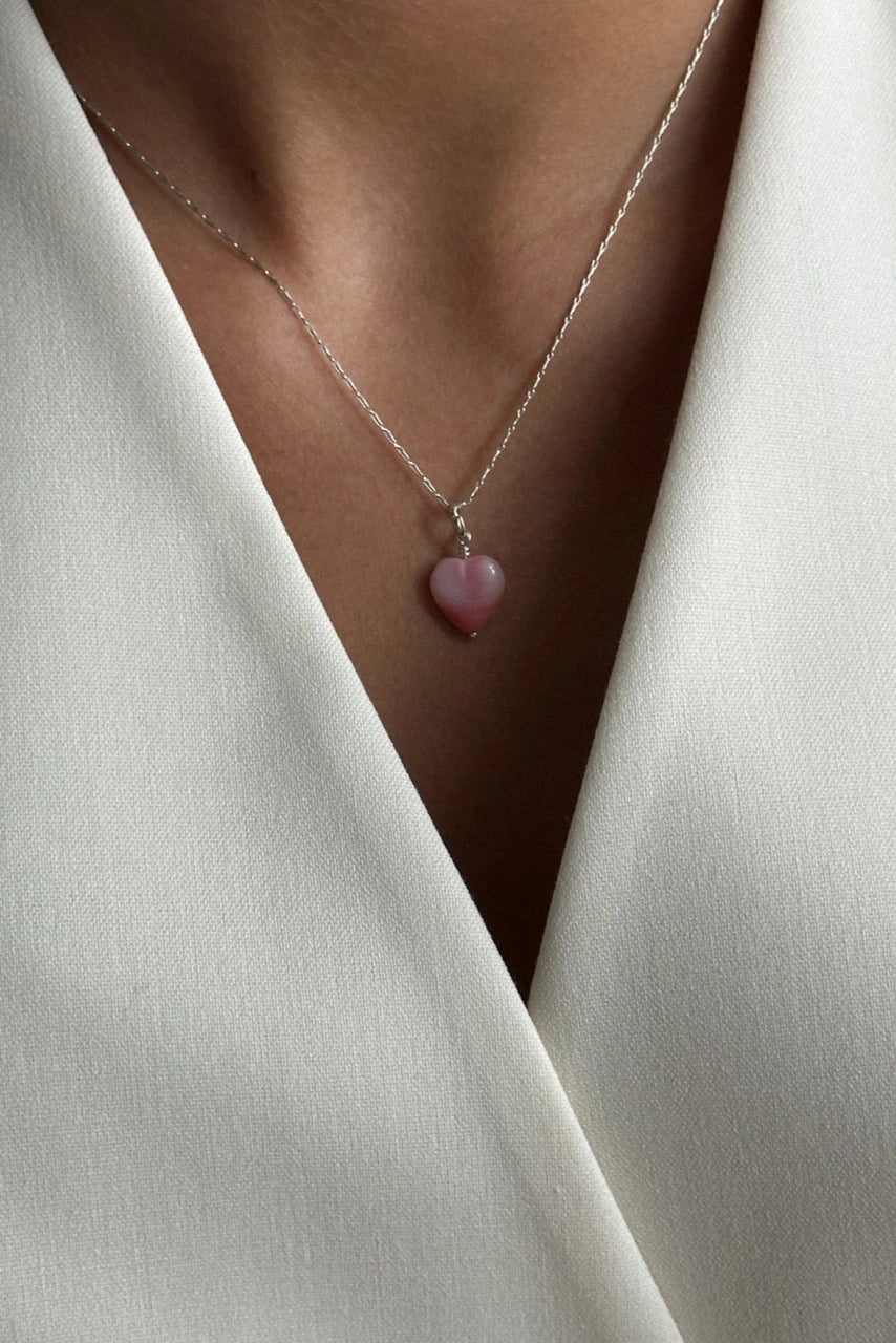 Pico French Heart Pendant – delikat vedhæng i glas og 24 karat guldbelagt messing, farve Coral/FG.
