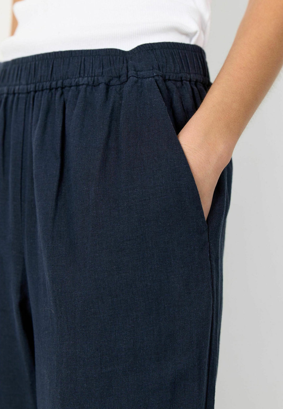 Leveté Room Naja 7 bukser i dark navy – lette bukser med elastisk talje og lige ben.