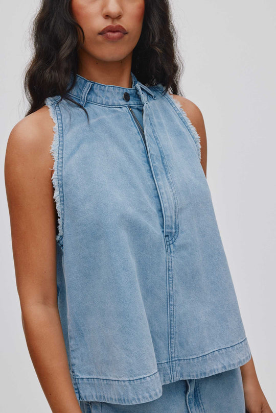 Rabens Saloner Faya Halter top i lys denim med halterneck, ribkanter og jeans-inspirerede detaljer.