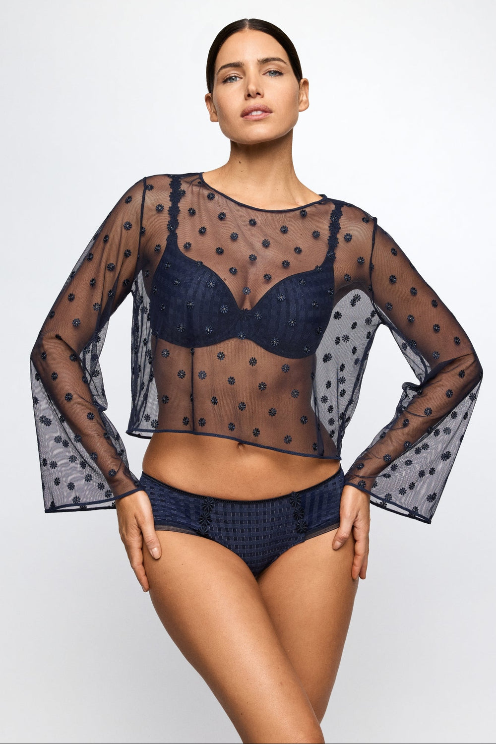 Marie Jo Avero hotpants i Velvet Blue på model forfra