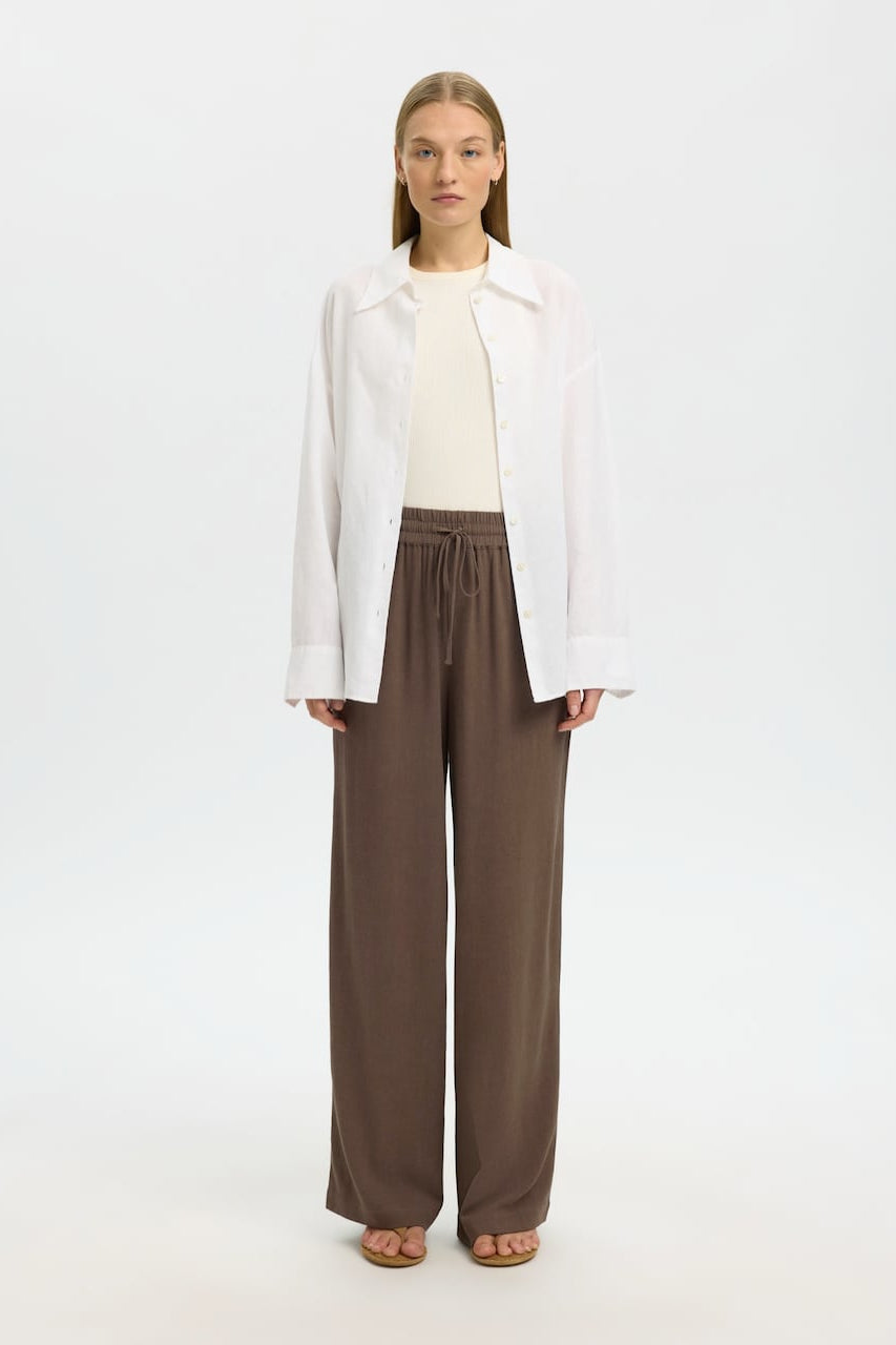Selected Femme Viva-Gulia HW Long Sun Pant i hørblanding med høj elastisk talje, justerbar snor, skårede sidelommer og loose fit. Perfekte forår- og sommerbukser. 