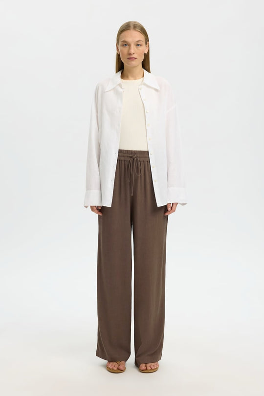 Selected Femme Viva-Gulia HW Long Sun Pant i hørblanding med høj elastisk talje, justerbar snor, skårede sidelommer og loose fit. Perfekte forår- og sommerbukser. 