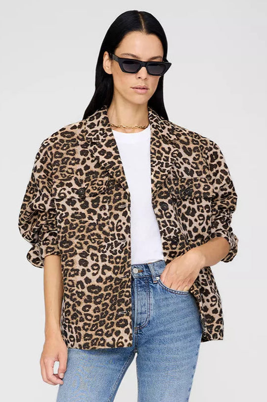 Anine Bing Flynn Jacket i leopard – let jakke i bomuldsblend med krave, lommer og knaplukning.
