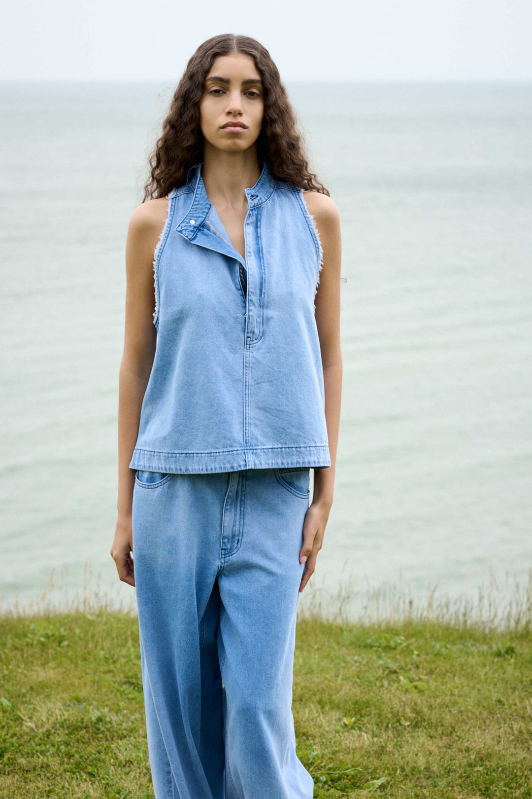 Rabens Saloner Faya Halter top i lys denim med halterneck, ribkanter og jeans-inspirerede detaljer.
