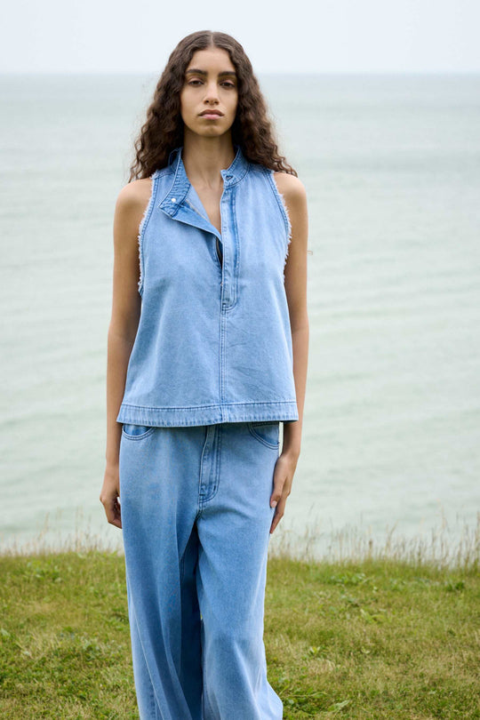 Rabens Saloner Faya Halter top i lys denim med halterneck, ribkanter og jeans-inspirerede detaljer.