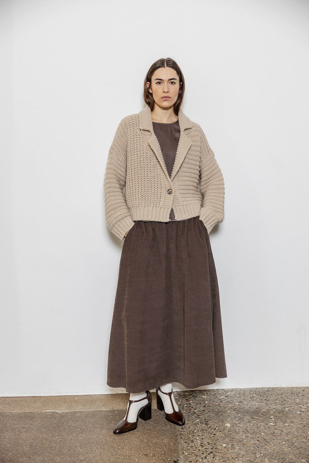 Project AJ117 Hailey DK21-253 Nederdel i Coffee – midi-længde nederdel i blød baby-corduroy med elastik i taljen og skrå frontlommer. Fremstillet i 100% økologisk bomuld.
