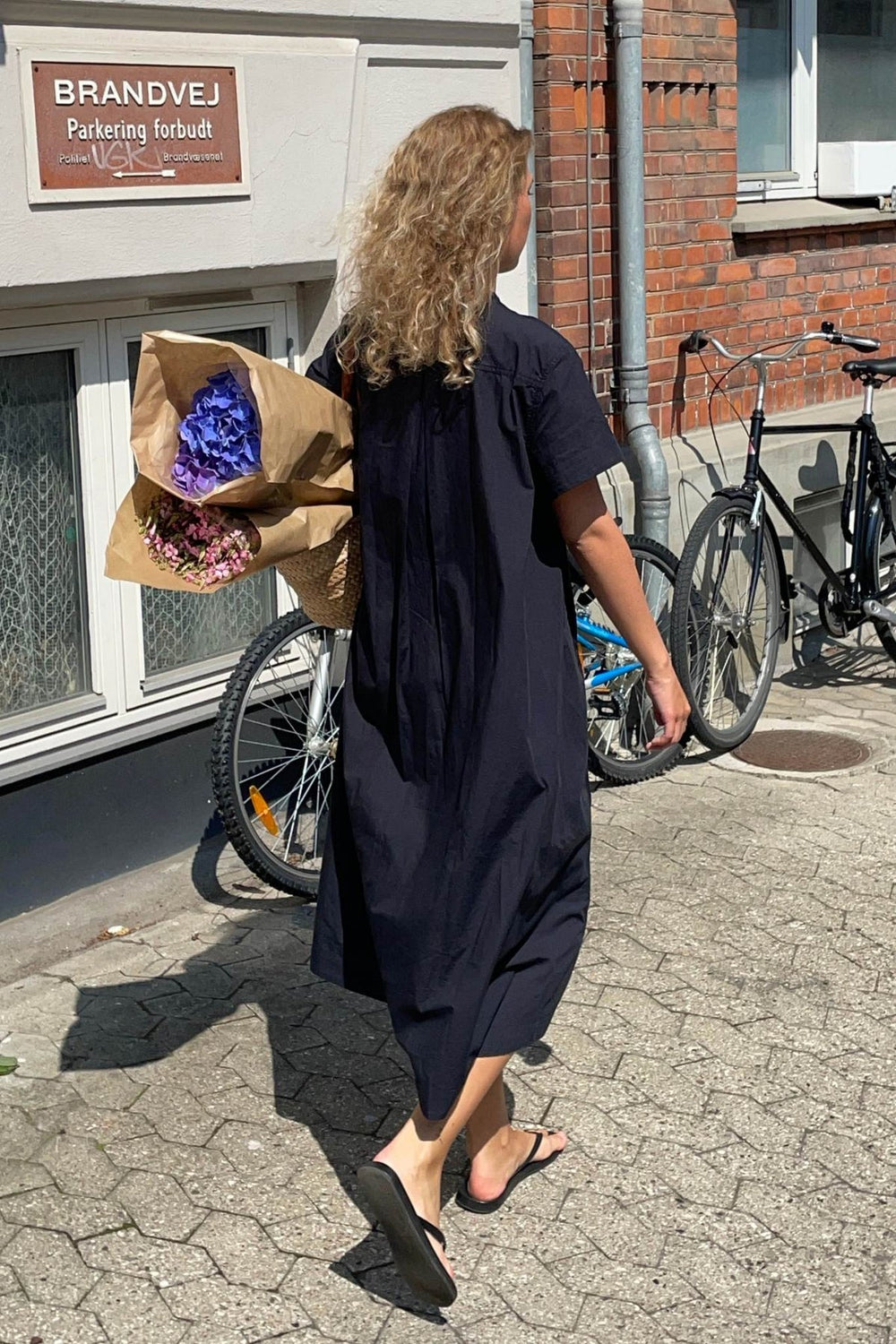 Project AJ117 Harietta kjole i sort med afslappet pasform og korte ærmer.