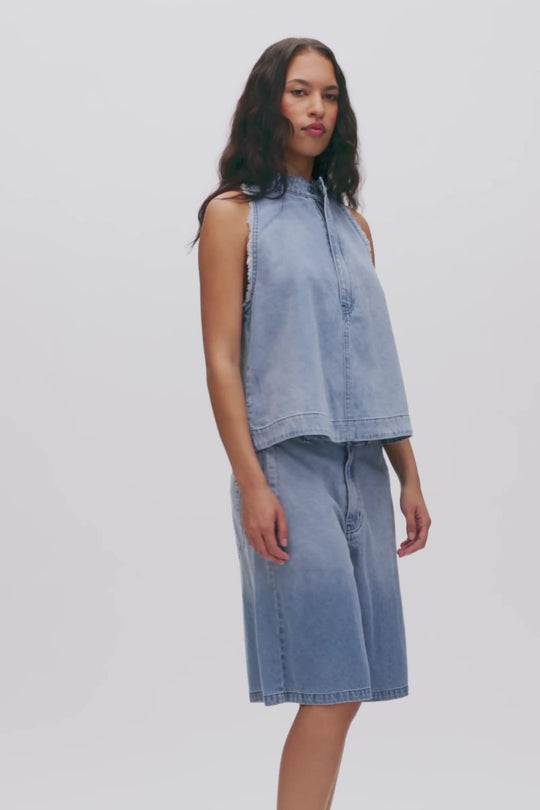 Rabens Saloner Faya Halter top i lys denim med halterneck, ribkanter og jeans-inspirerede detaljer.
