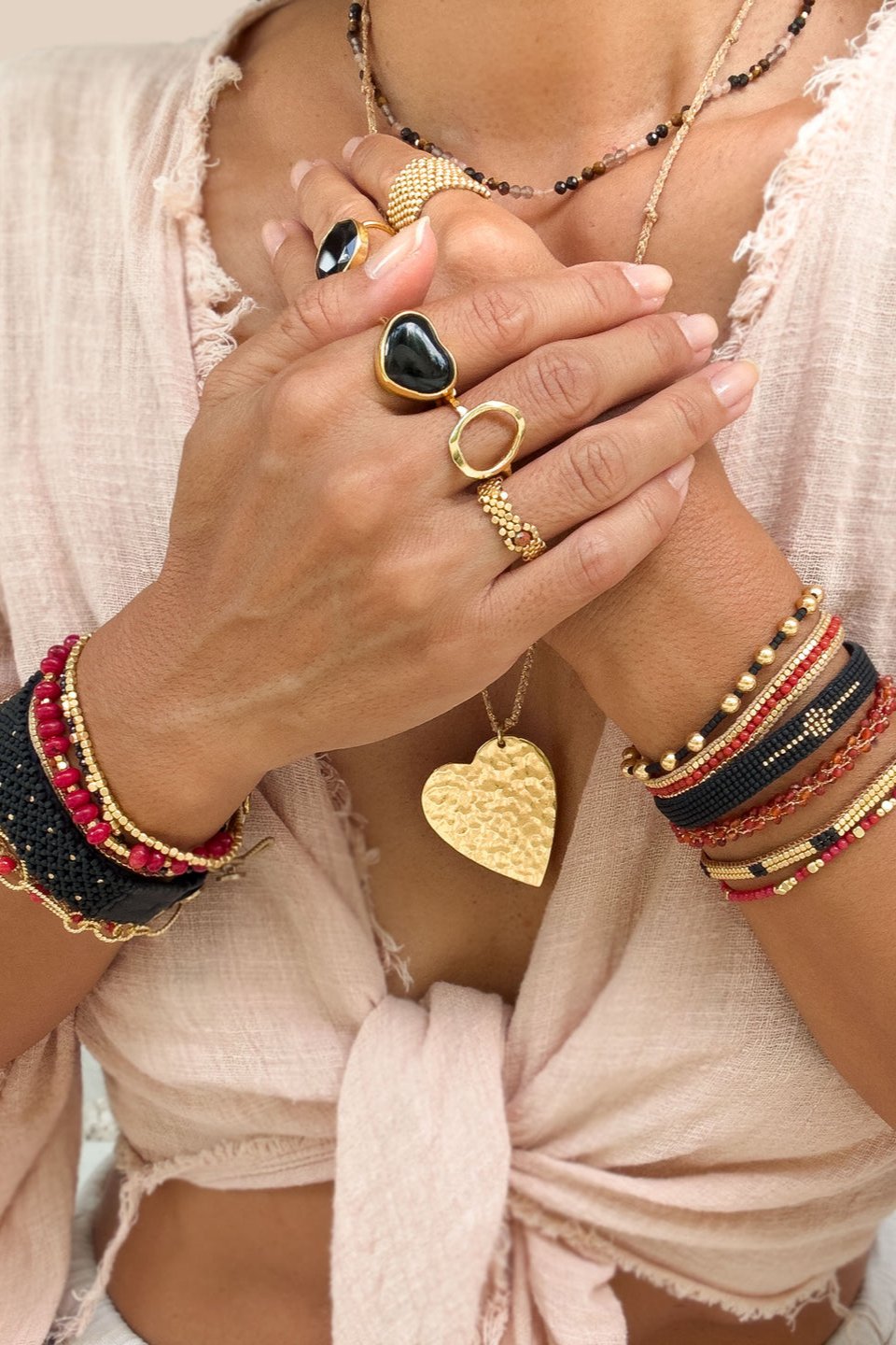 IBU Jewels Kiki Armbånd med Red Jade - Stilfuldt Design og Luksuriøs Elegance