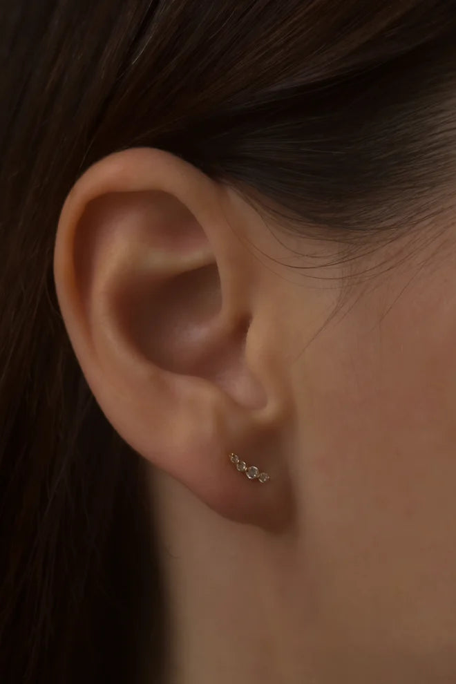 Pico Starfall Crystal Studs – delikate guldbelagte øreringe i sterlingsølv med funklende krystal.
