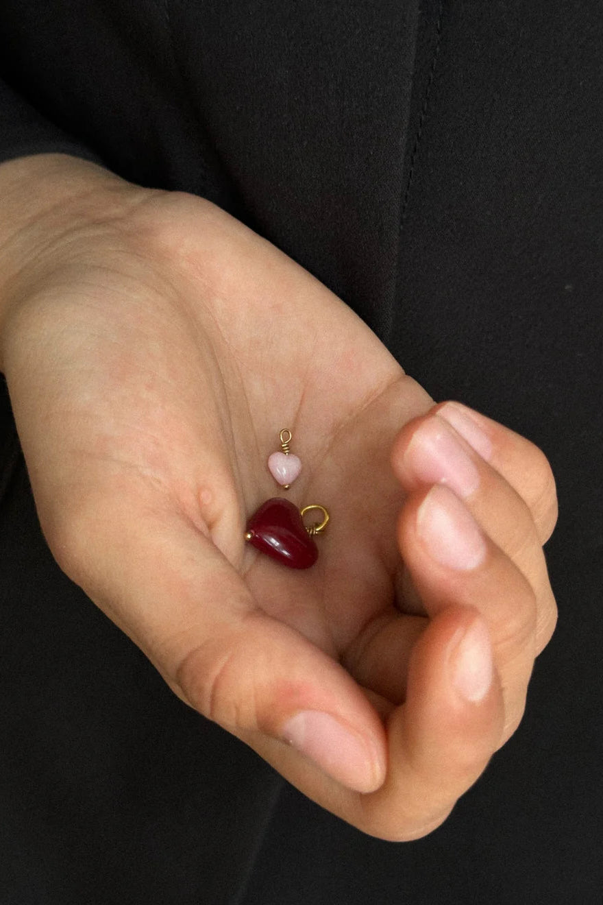 Pico Amore Heart Pendant – delikat vedhæng i glas og 24 karat guldbelagt messing, farve Wine/FG.
