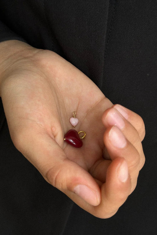 Pico Amore Heart Pendant – delikat vedhæng i glas og 24 karat guldbelagt messing, farve Wine/FG.
