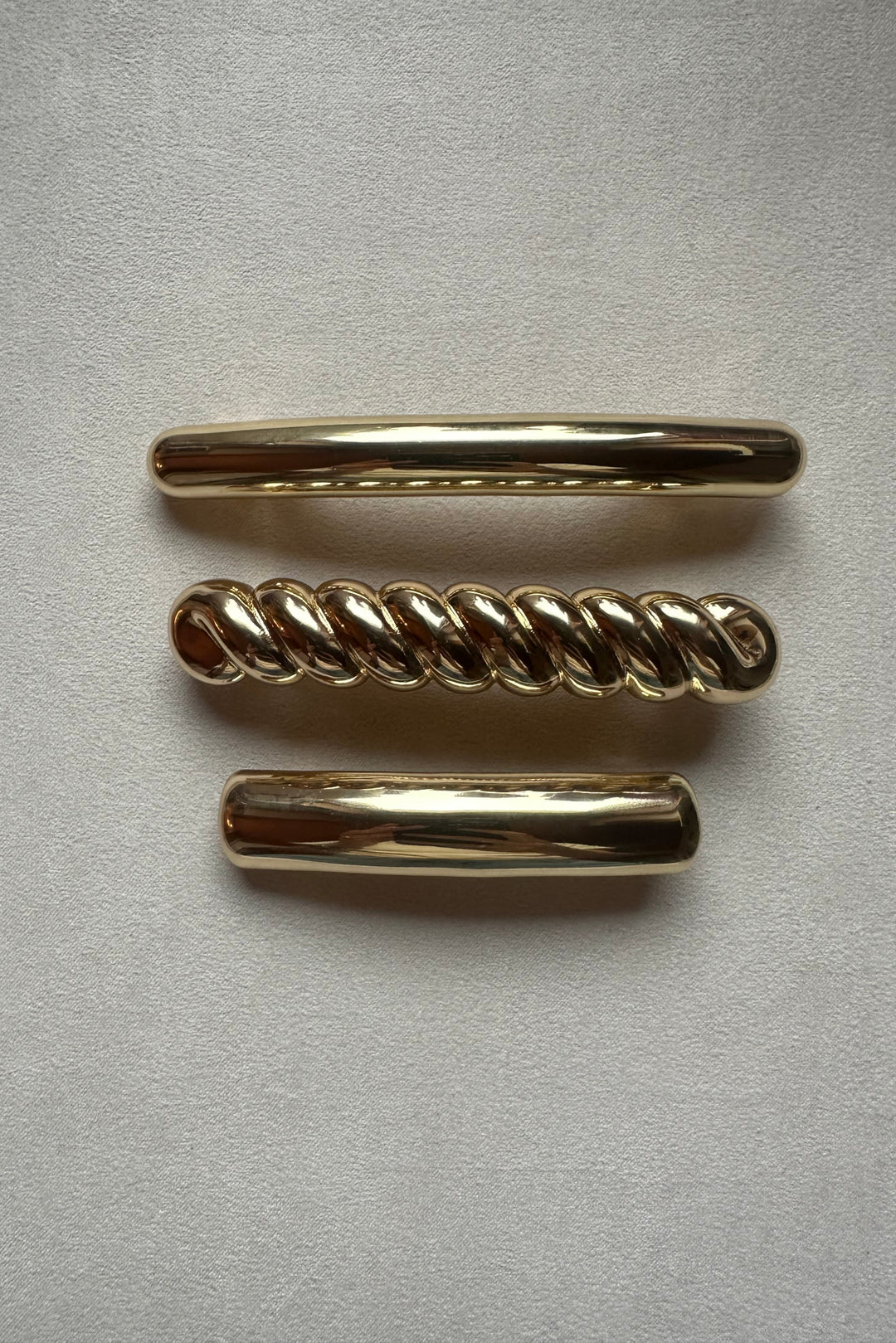 Pico Dix Barette i golden – slankt hårspænde med metallisk finish i guldfarvet legering.
