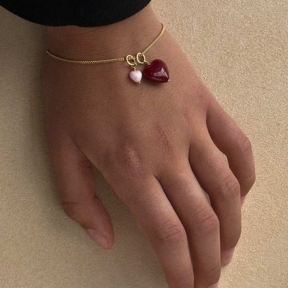 Pico Amore Heart Pendant – delikat vedhæng i glas og 24 karat guldbelagt messing, farve Wine/FG.
