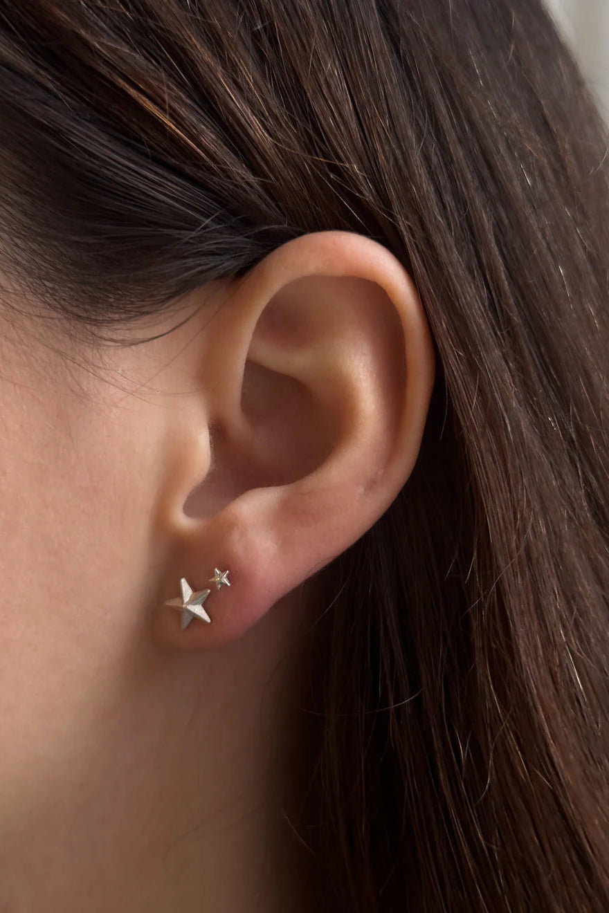 Pico Twinkle Star Studs – små stjerneformede ørestikker i sterlingsølv, nikkelfri.

