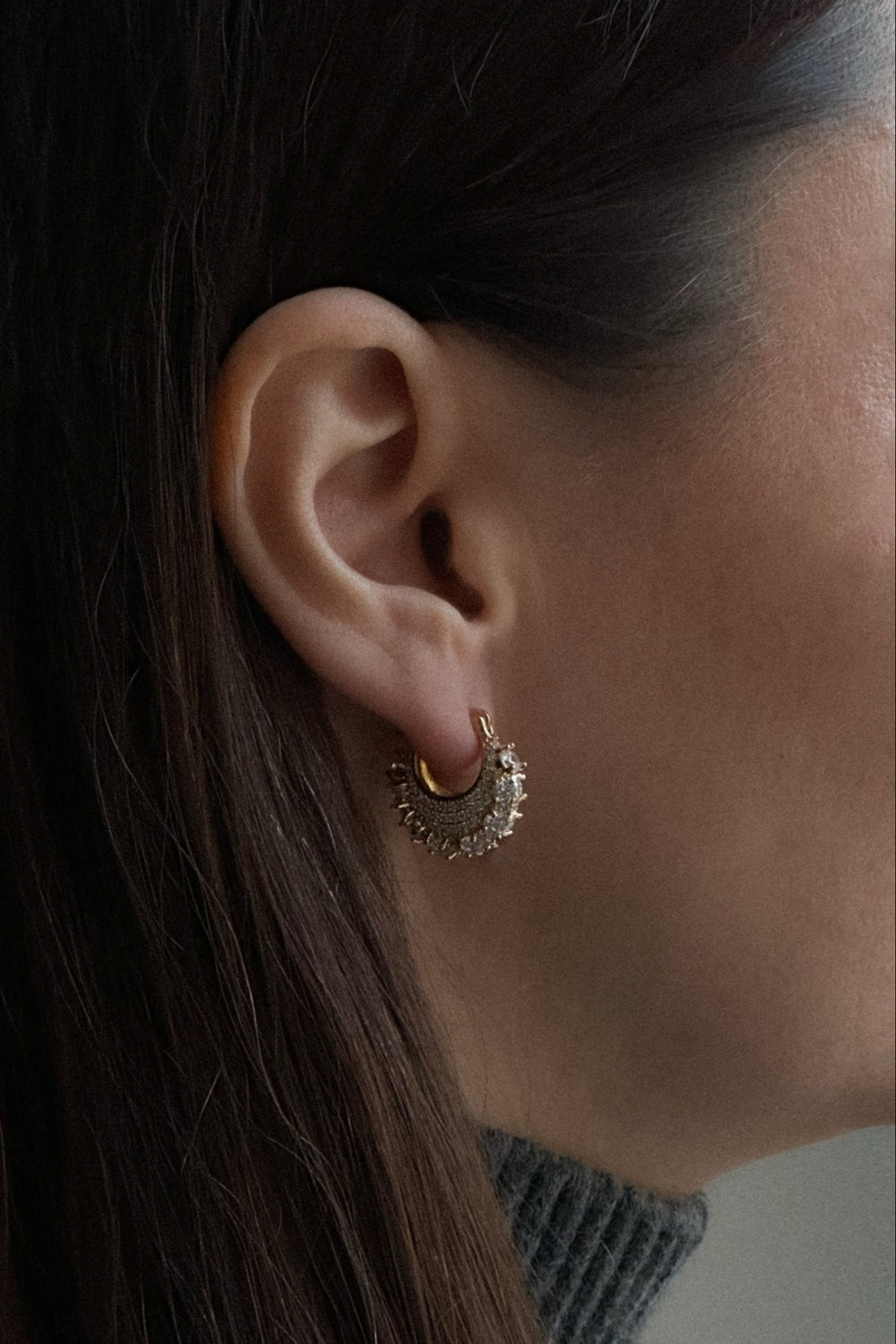 Zahara Crystal Hoops fra Pico Copenhagen – 22K guldbelagte hoops med nanokrystaller. Nikkelfri og perfekte til hverdag og fest.