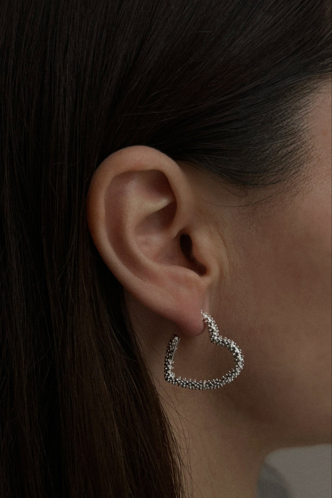 Pico Copenhagen Eros Øreringe i sølvbelagt messing – hjerteformede statement-øreringe med elegant design, mål 27 x 25 mm.
