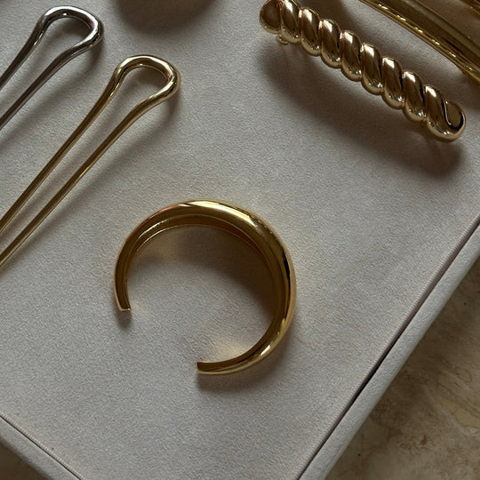 Pico Odessa Chunky Bracelet – elegant 18K guldbelagt armbånd i C-form med skinnende finish.