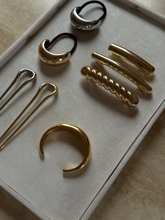 Pico Dix Barette i golden – slankt hårspænde med metallisk finish i guldfarvet legering.
