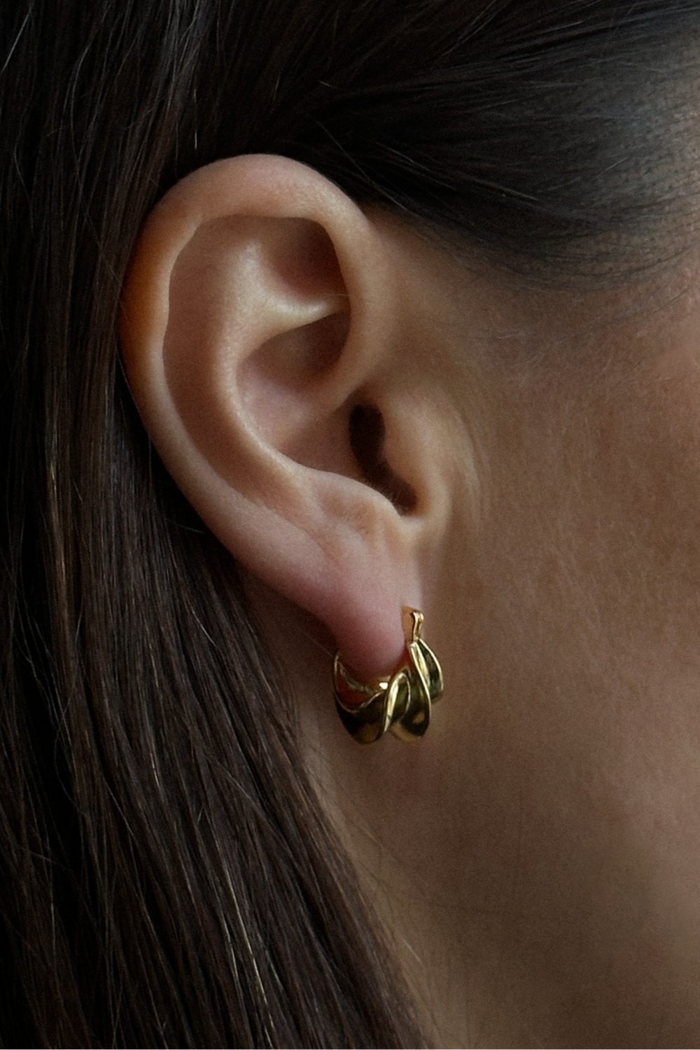 Pico Copenhagen Afrika Petit Hoops – små, snoede hoops i guldbelagt finish. Perfekt til et diskret og stilfuldt touch. 