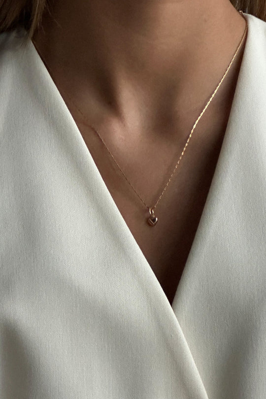 Pico Cupid Heart Pendant – forgyldt hjertevedhæng i minimalistisk design.