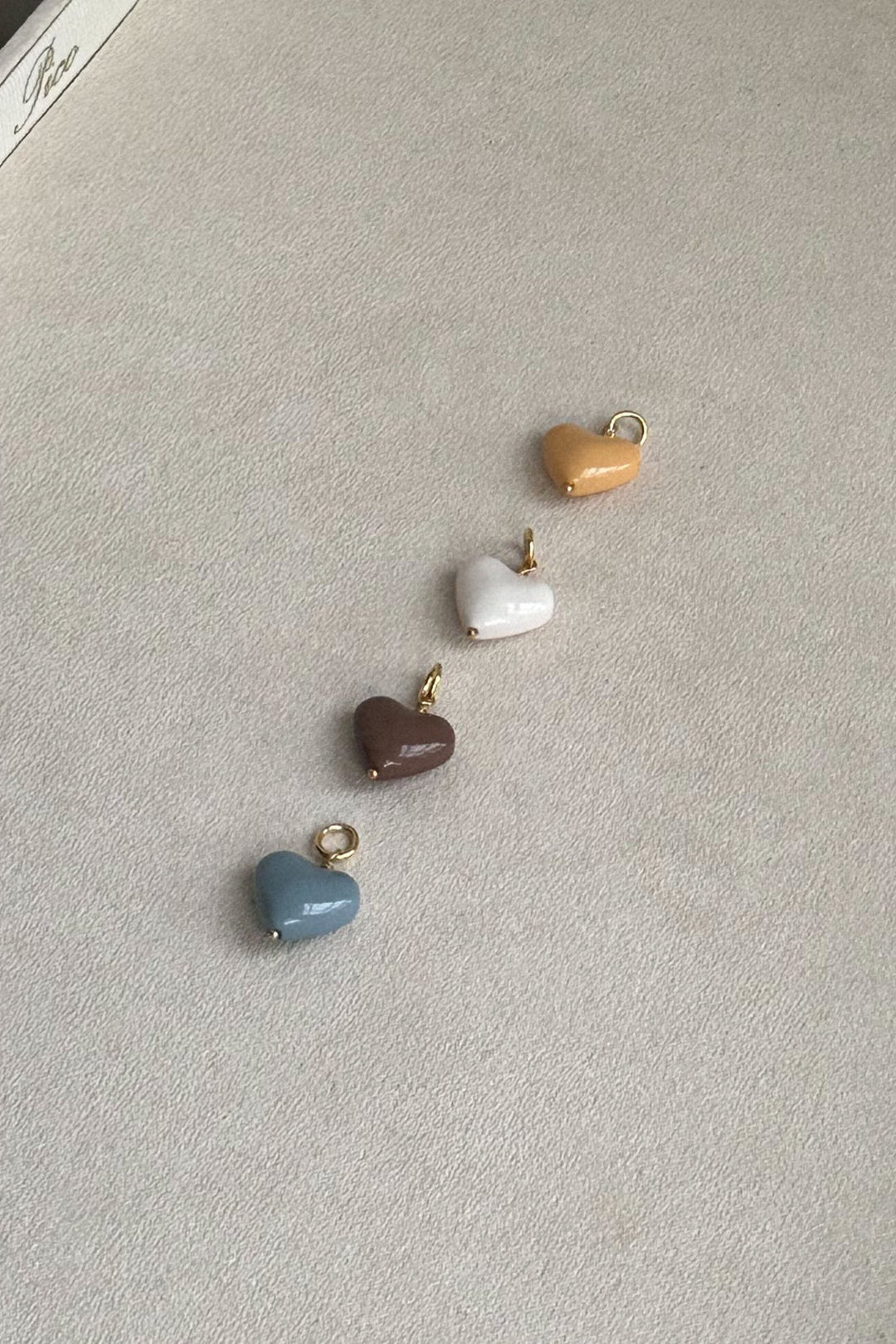 Pico Amore Heart Pendant – delikat vedhæng i glas og 24 karat guldbelagt messing, farve Dove/FG.