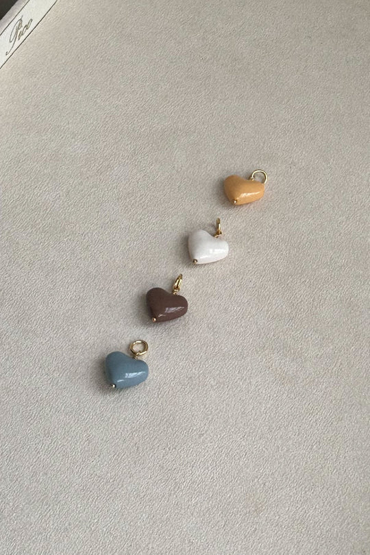Pico Amore Heart Pendant – delikat vedhæng i glas og 24 karat guldbelagt messing, farve Dove/FG.