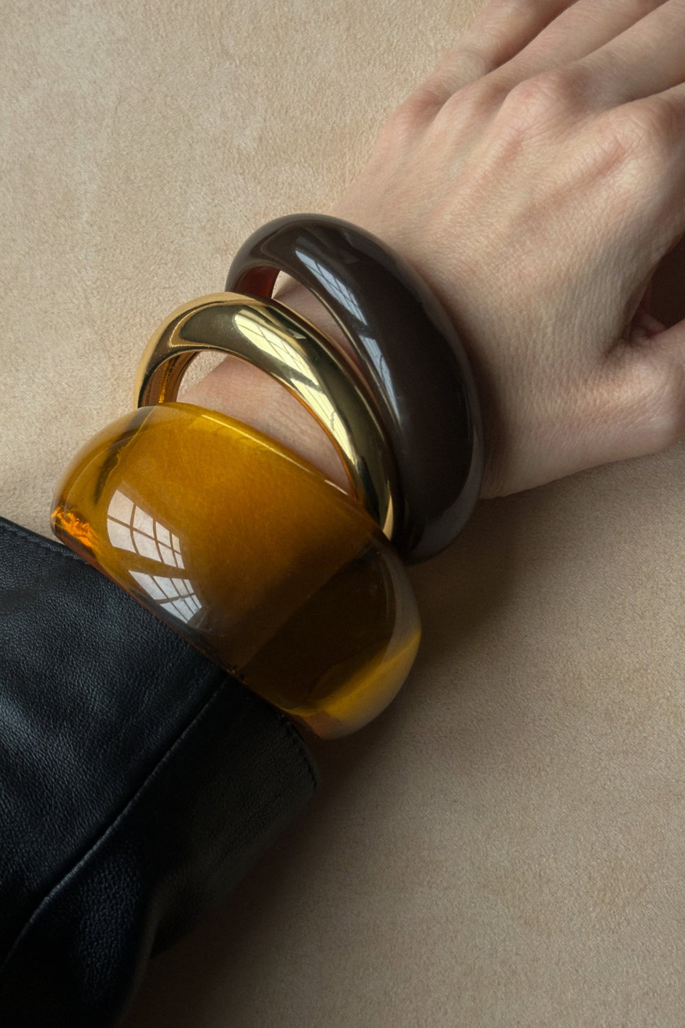 Pico Novie Bracelet i clear peach resin. Farverigt statement-armbånd der tilføjer personlighed til dit look. 