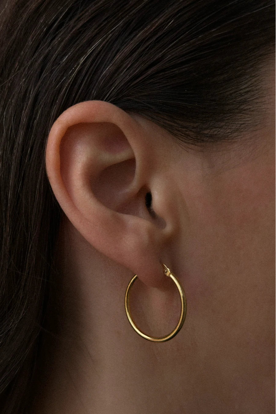 Pico Basic Large Hoop – små hoops i 24 karat guldbelagt sterlingsølv. Klassiske, nikkelfri og perfekte til både hverdag og fest.