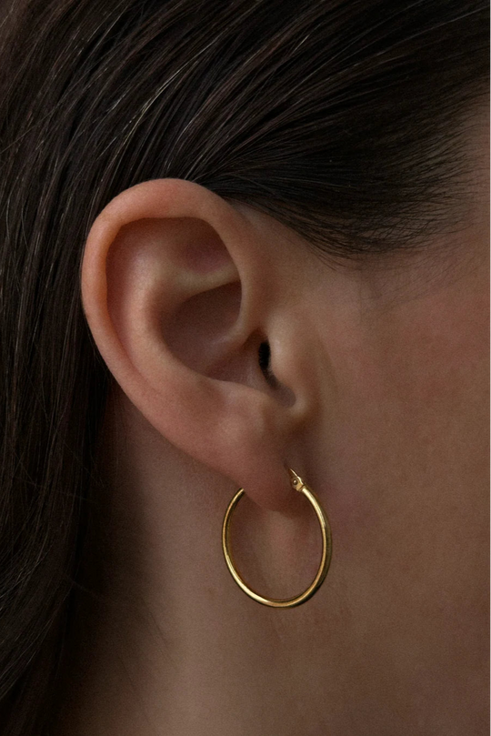 Pico Basic Large Hoop – små hoops i 24 karat guldbelagt sterlingsølv. Klassiske, nikkelfri og perfekte til både hverdag og fest.