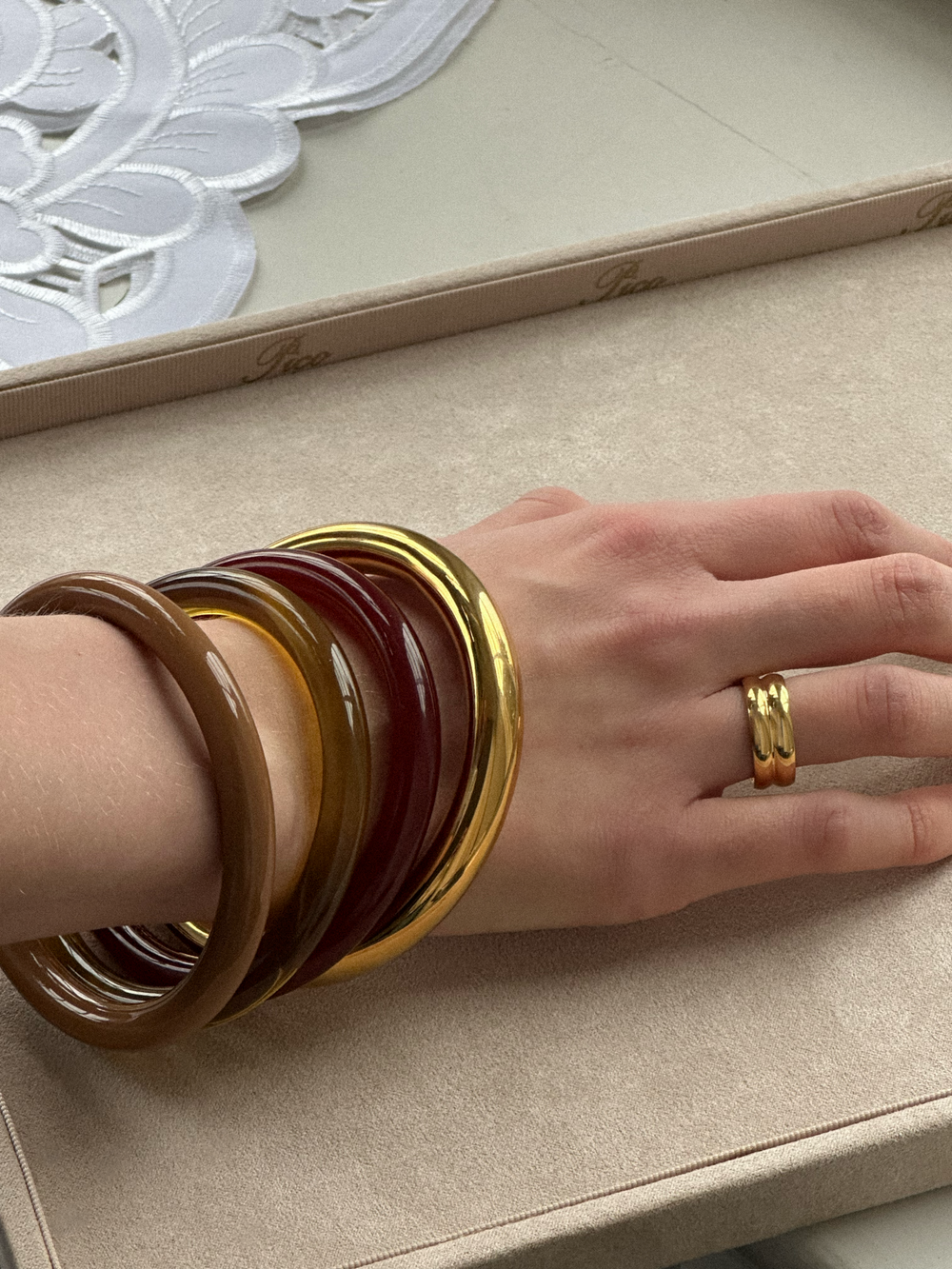 Pico Ray Bangle 10mm – forgyldt armbånd i rustfrit stål med bredt design.