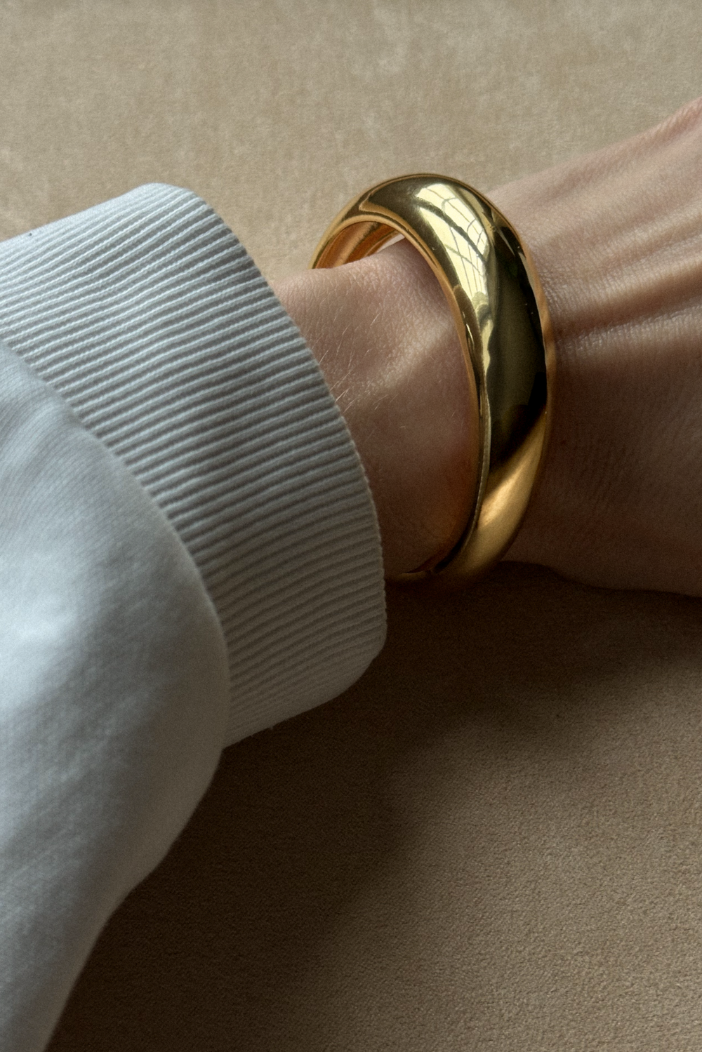 Pico Odessa Chunky Bracelet – elegant 18K guldbelagt armbånd i C-form med skinnende finish.
