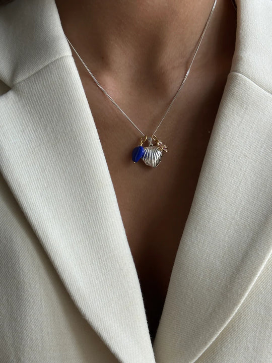 Pico French Heart Pendant – delikat vedhæng i glas og 24 karat guldbelagt messing, farve Coral/FG.
