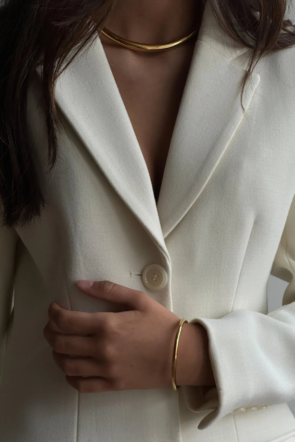 Pico Odessa Armring – eksklusivt guldbelagt cuff-armbånd i rustfrit stål. Tidløst statement til din smykkesamling.