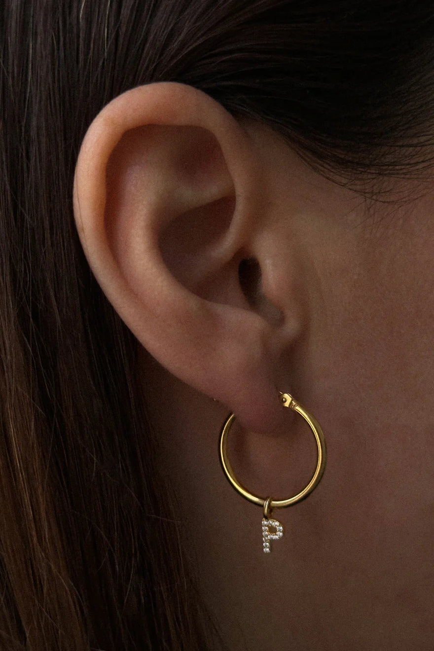 Pico Basic Medium Hoop – små hoops i 24 karat guldbelagt sterlingsølv. Klassiske, nikkelfri og perfekte til både hverdag og fest.