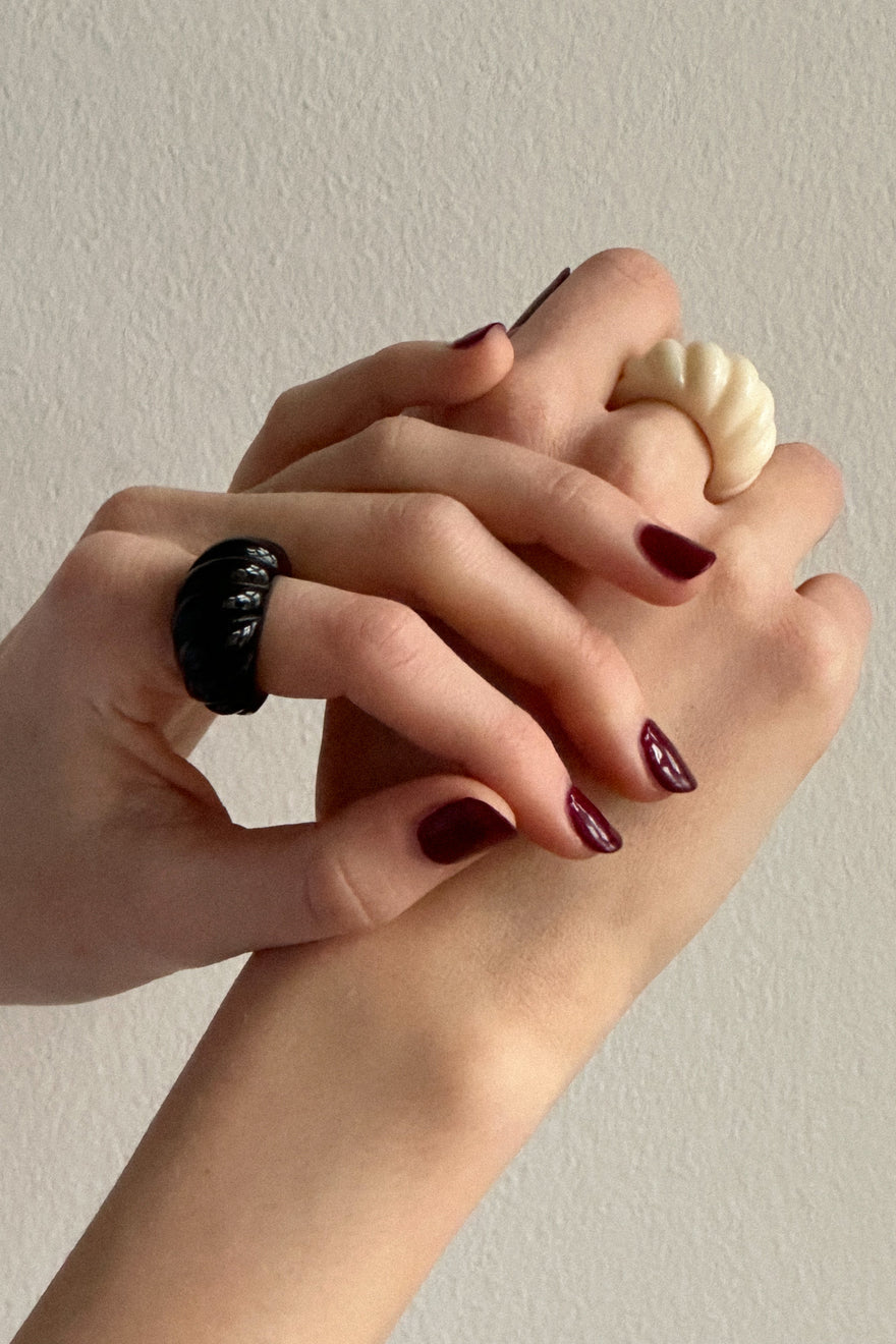 Pico Sea Ring – minimalistisk ring i resin med moderne design.
