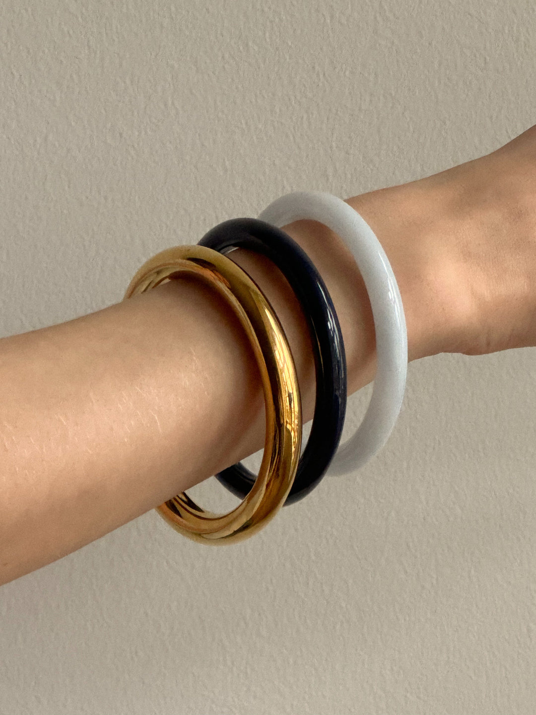 Pico Ray Bangle 10mm – forgyldt armbånd i rustfrit stål med bredt design.