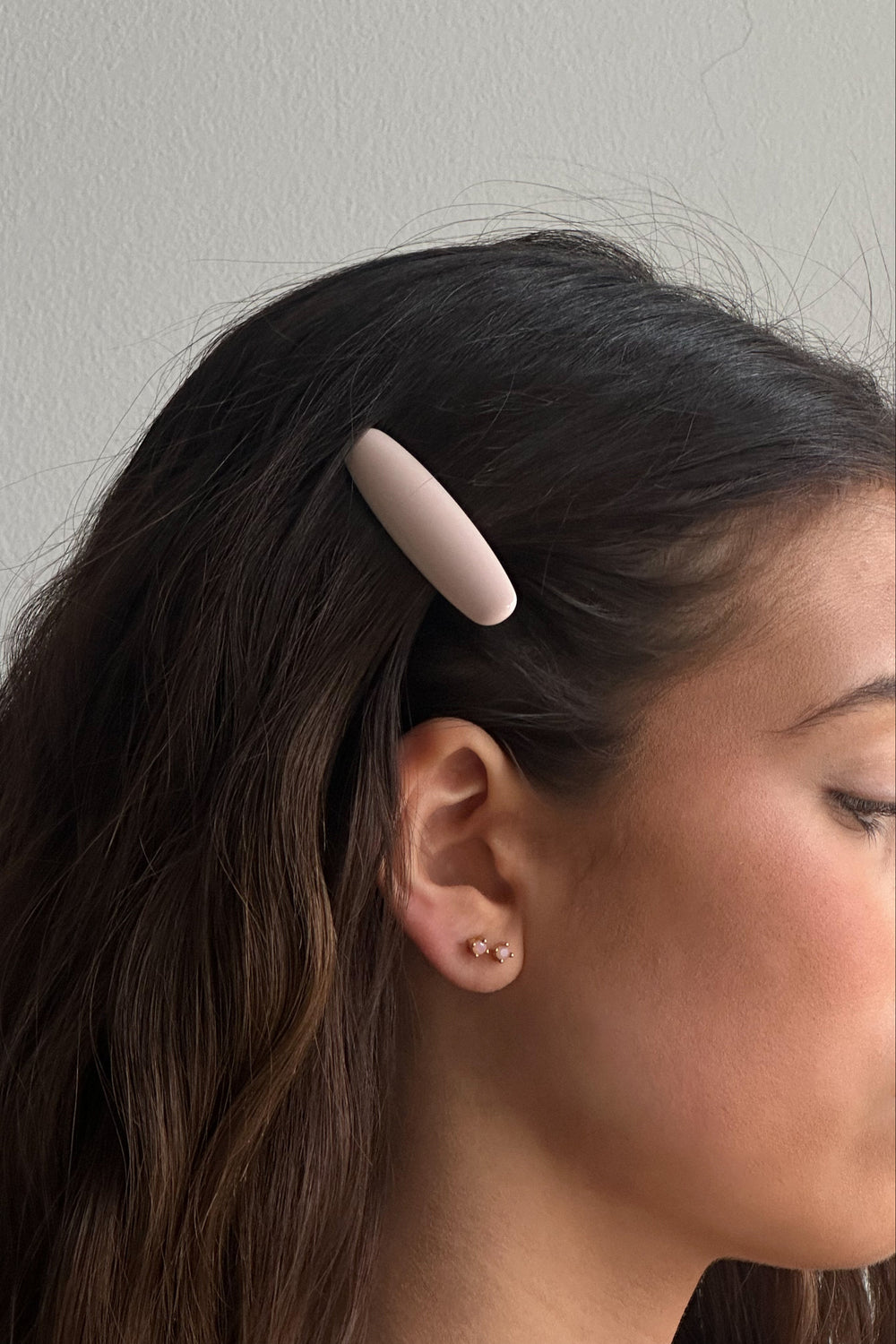 Pico Mia Pin hårspænde i nata med forgyldte detaljer.