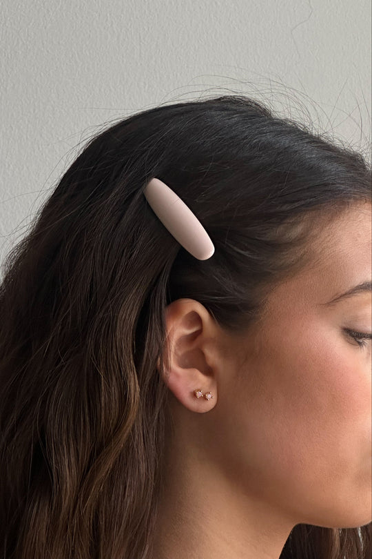 Pico Mia Pin hårspænde i nata med forgyldte detaljer.