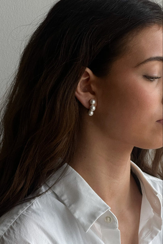 Pico Electra Studs – forgyldte hoop-øreringe med perler i powder farve.