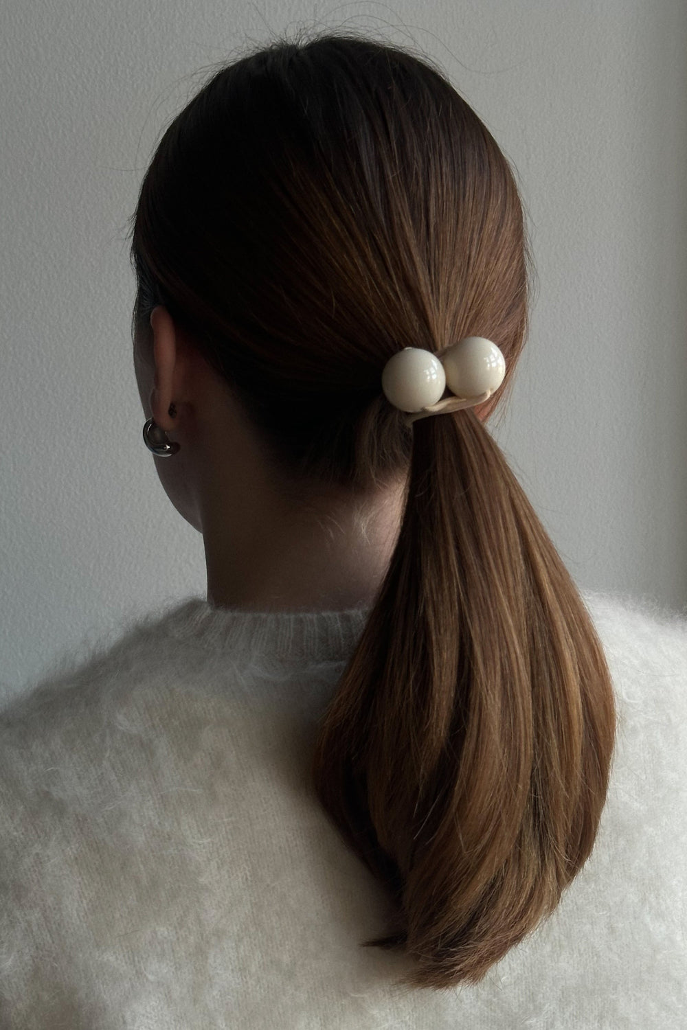 Pico Remina hårelastik i ivory med små kugler i resin.