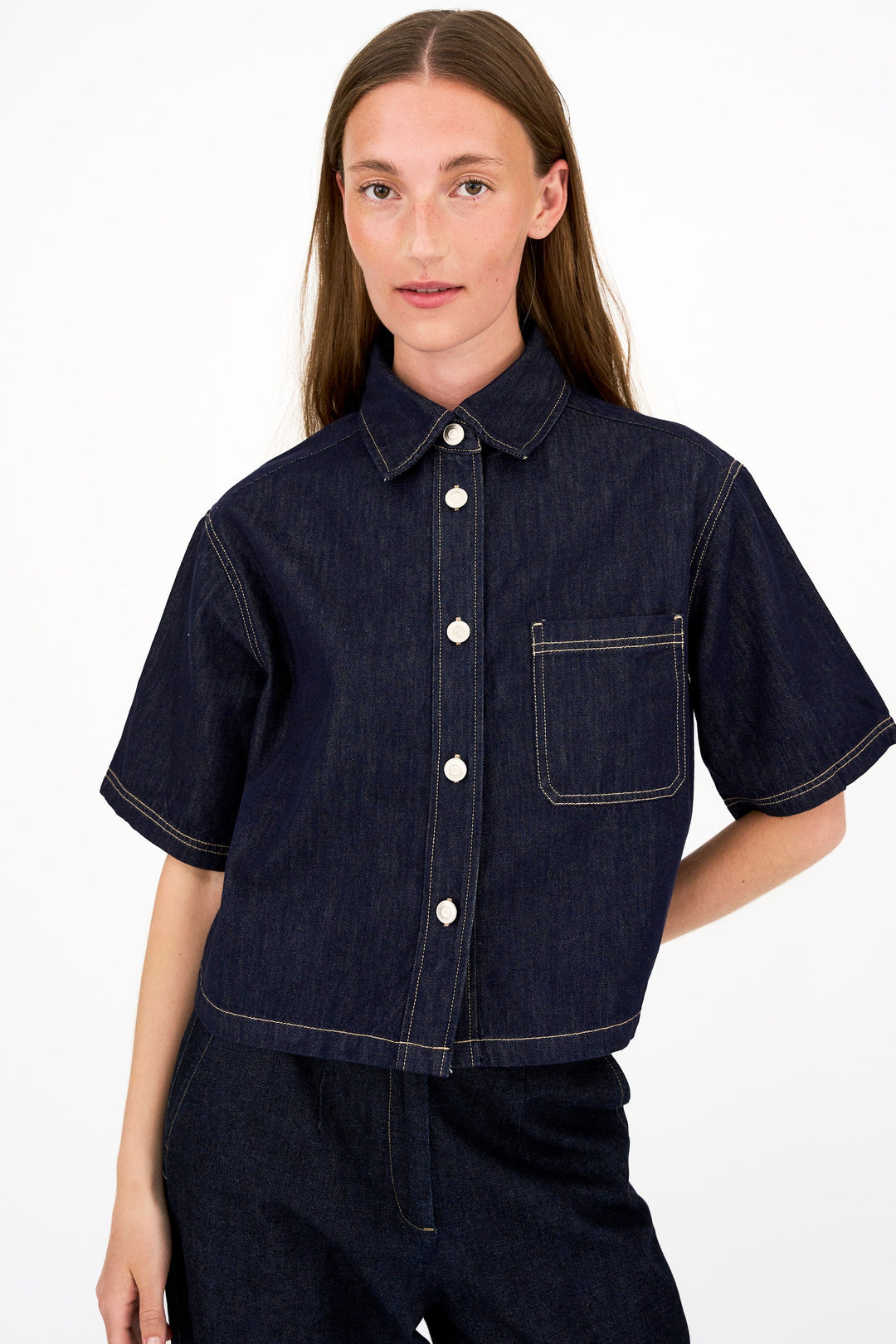 IVY Malika Uta oversized denimskjorte i mørk rinse set forfra