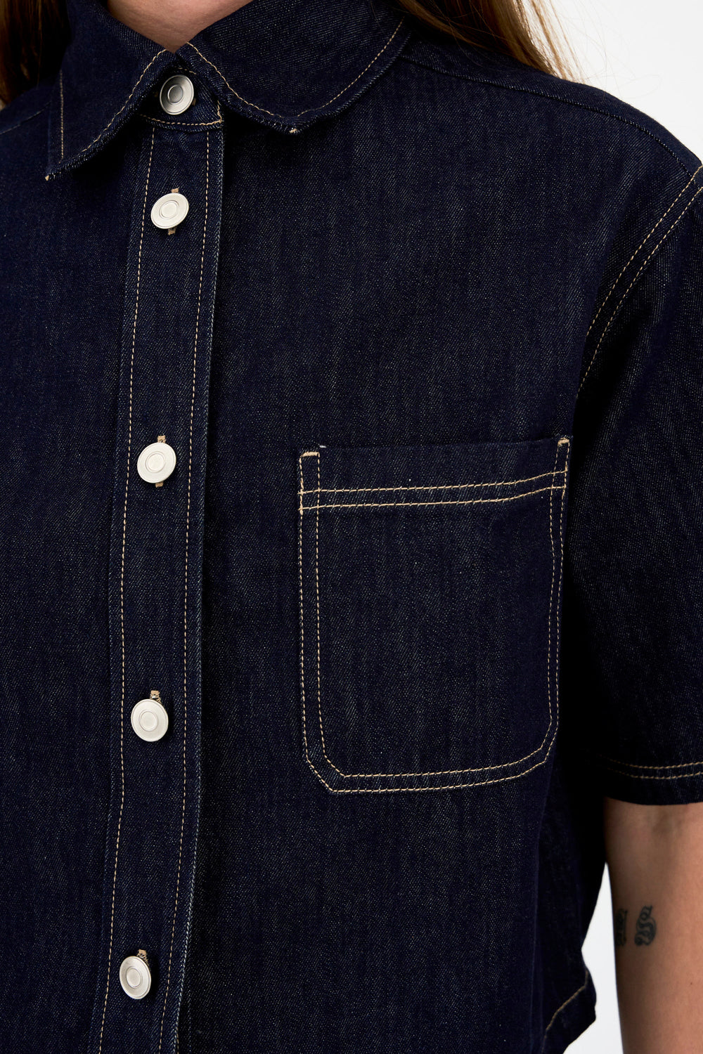 Malika Uta oversized denimskjorte i mørk rinse set bagfra