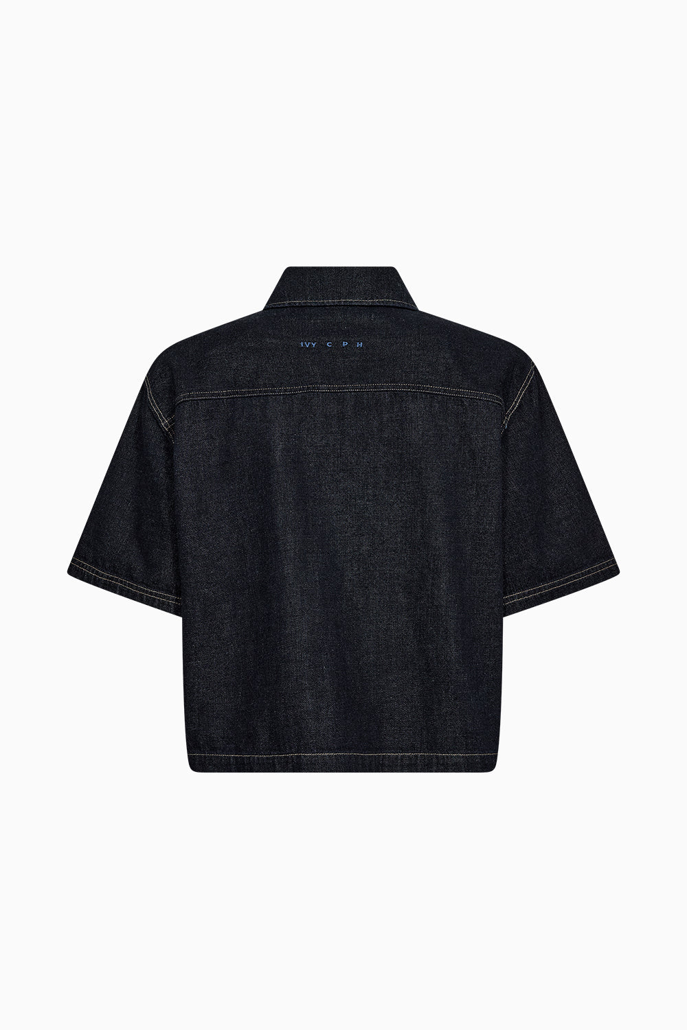 Detalje af knapper og mørk denim på Malika Uta skjorten