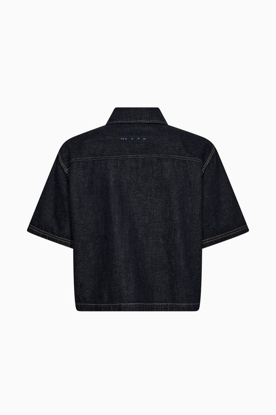 Detalje af knapper og mørk denim på Malika Uta skjorten