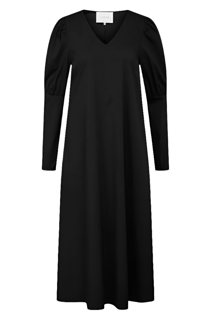 La Rouge Katinka Dress i sort – elegant og tidløs kjole med smukt fald. Perfekt til både hverdag og fest. 